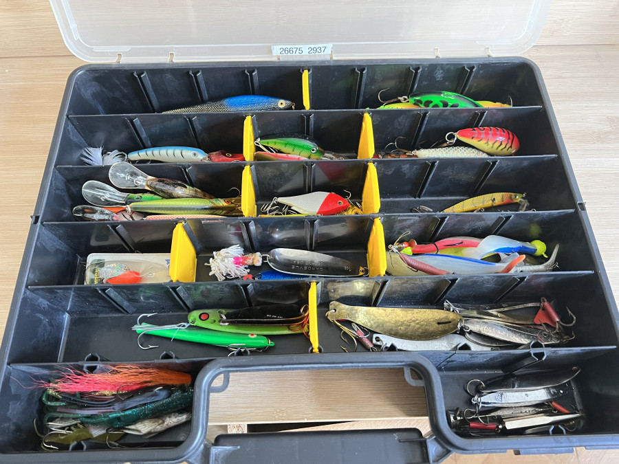 Köderbox, 465x360x75mm, 31 Wobbler, von ABU, Shakespeare und anderen Herstellern, 15 Metall Kunstköder, 15 Jig´s und Gummiköder, gefischte Köder