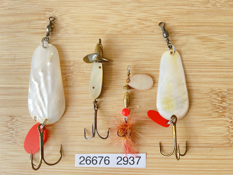 Kunstköder, Perlmutter Spinner, Lemax Swiss Made, Gesamtlänge 80mm, Perlmutter Löffel, Gesamtlänge 100mm und 80mm, und Mepps Gesamtlänge 60mm, Gebrauchsspuren