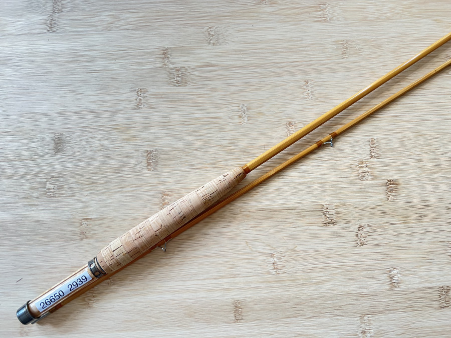 Gespliesste Fliegenrute, nicht gemarkt, 2tlg., 2,15m, #5/6, Gewicht 110 Gramm, Neusilberhülse brüniert, Schubrollenhalter Birdseye Maple, guter Kork, Futteral, beim Spitzenteil müssen alle Ringe neu gewickelt und neu lackiert werden, schonst eine schöne Rute