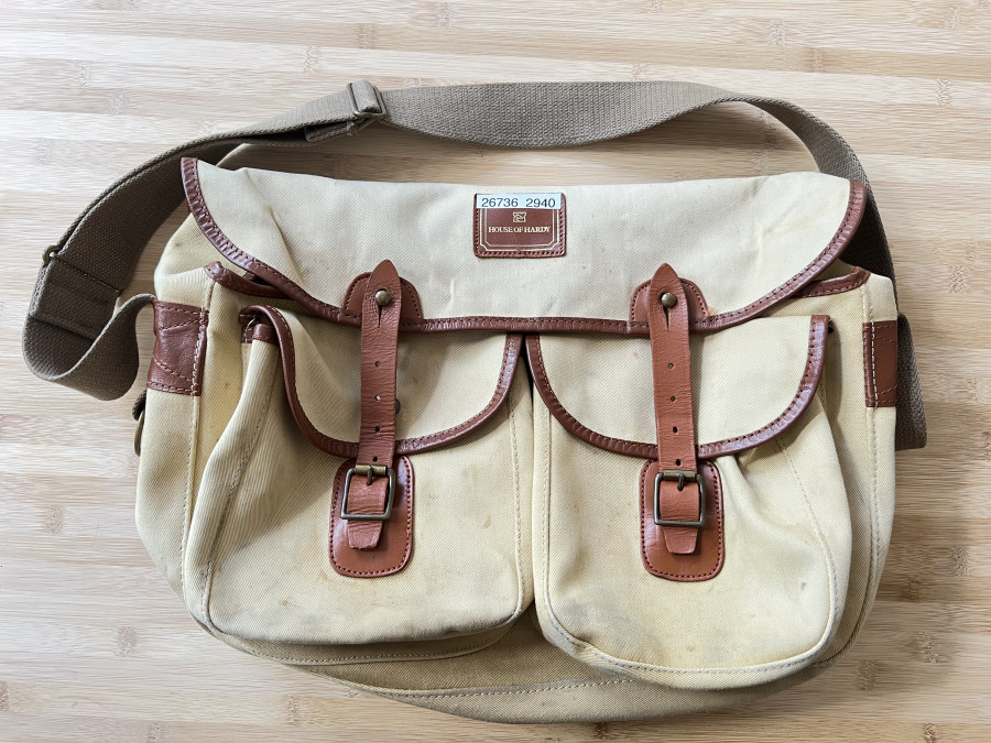 Anglertasche, House of Hardy, 400x300x150mm, 2 Aussentaschen und  2 Innentaschen, starke Gebrauchsspuren