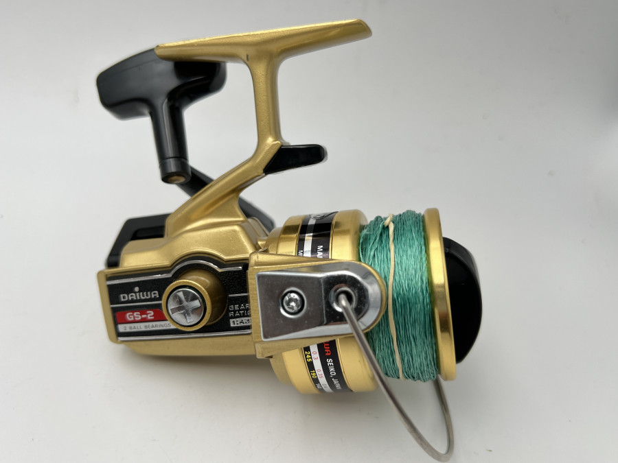 Stationärrolle, Daiwa Japan Gold GS-2, Skirted Spool Spinning Reel, mit geflochtener Schnur, neu im Karton