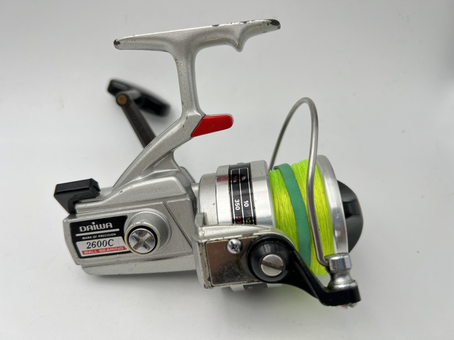 Stationärrolle, Daiwa 2600C, mit Schnur, Made in Japan, Gebrauchsspuren