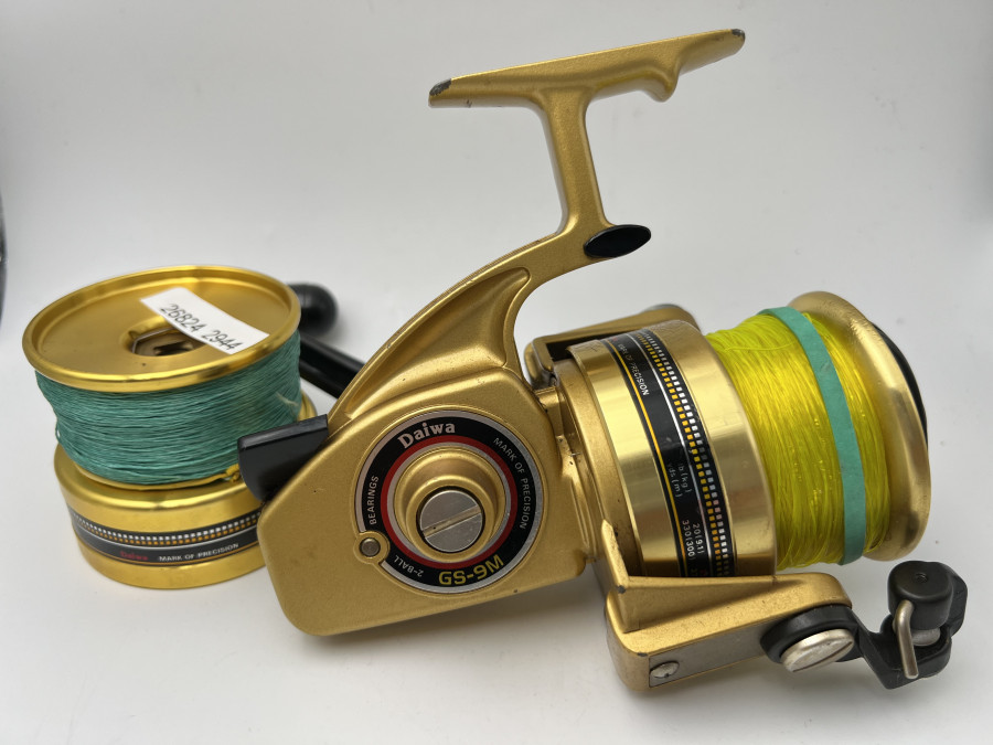 Stationärrolle, Daiwa GS - 9M, Reservespule, jeweils mit Schnur, Made in Japan, Gebrauchsspuren