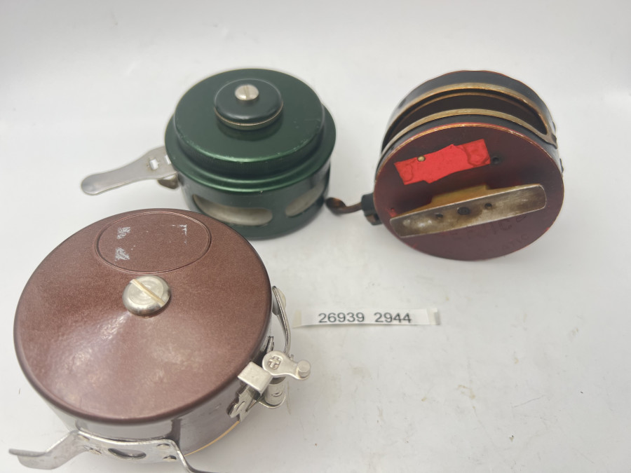 Konvolut von 3 Automatik Fliegenrollen, mit einem Goldton aus Nikotin und Teer überzogen, Gebrauchsspuren