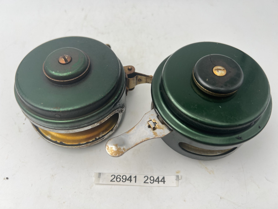 2 Automatik Fliegenrollen, mit einem Goldton aus Nikotin und Teer überzogen, Gebrauchsspuren