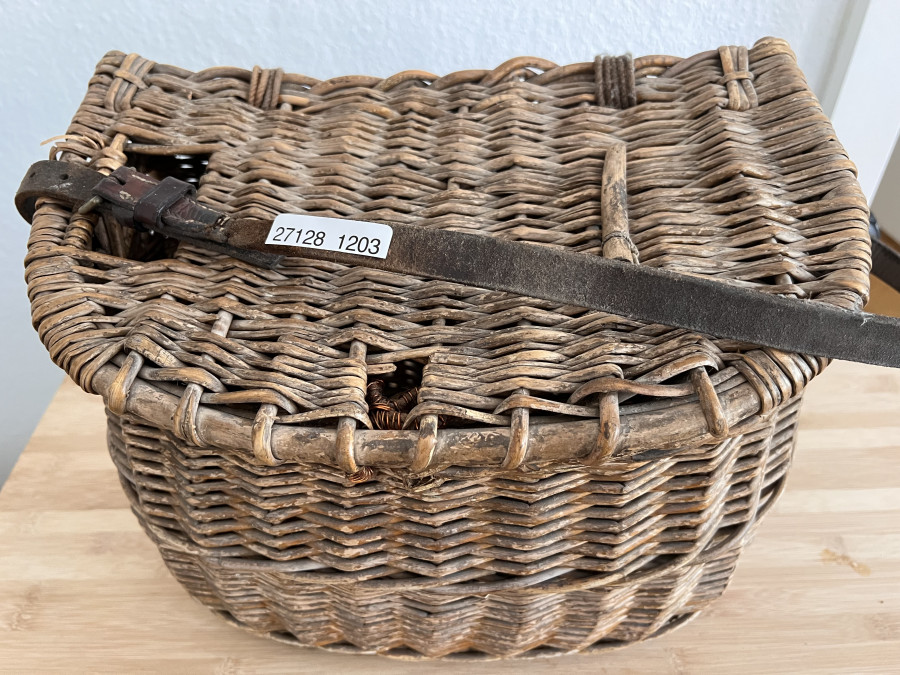 Vintage Fischkorb, 380x240x250mm, Lederriemen, Gebrauchsspuren