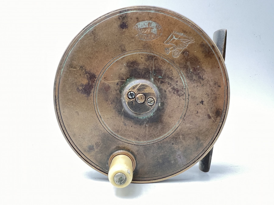 Vintage Angelrolle, Hardy Bros Makers Alnwick, Birmingham, ca. 1890-1900, Rod in Hand Logo, Gewicht 560 Gramm, Rollendurchmesser 100mm, Rollenbreite 40mm, schöne Patina