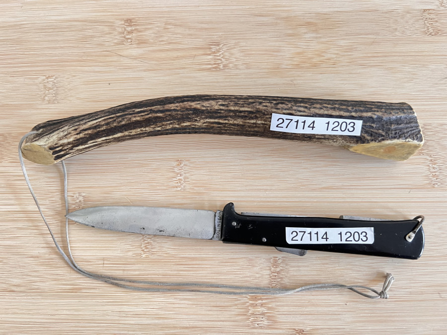 Messer Mercator und ein Fischtöter aus Horn, mit Bleieinlage, Gebrauchsspuren