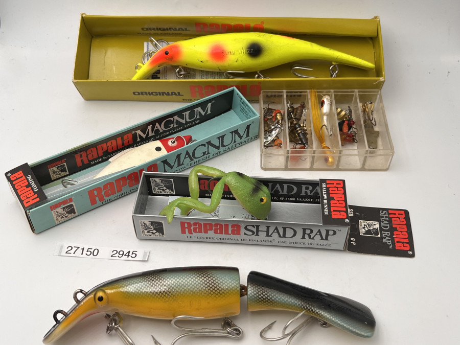 Konvolut Kunstköder, 2 Wobbler 21cm, 1 Wobbler 10cm, Frosch und eine Box mit Jig, Spinner, Gebrauchsspuren