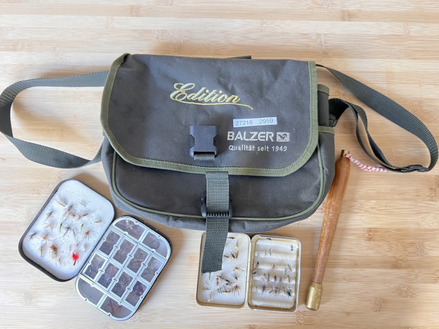 Anglertasche, Balzer Edition, 250x180x60mm, gefüllt mit 1 Fliegenbox Richard Wheatley of England, 125x90x25mm, Foam und 10 Springdeckelfächer, 60 Trockenfliegen und Nymphen, Perrine Box mit 40 Nymphen und Trockenfliegen, Fischtöter, Gebrauchsspuren