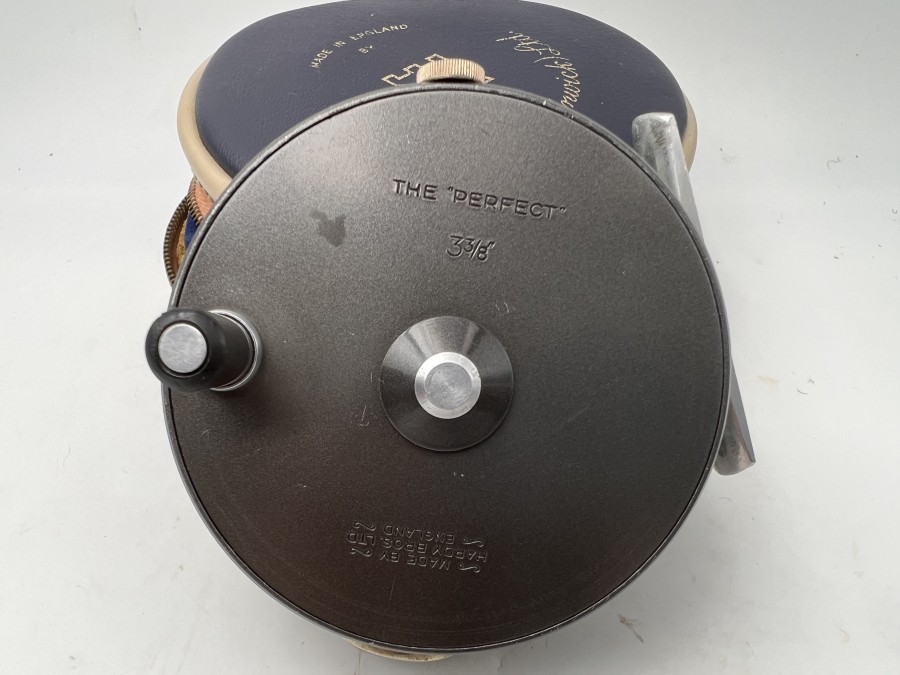 Fliegenrolle, Made by Hardy Bros. Ltd. England, The Perfect 3 3/8", Rechtshand, Schnurführungsring, Rollentasche, sehr guter Zuzstand
