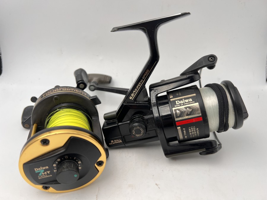 2 Angelrollen,Multirolle Daiwa Millionaire Tournament 7HT, mit Monofiler Schnur und Stationärrolle, Daiwa Super Hi Speed 6.2:1. Monofiler Schnur, kleiner Schaden am Rollenfuß, Gebrauchsspuren