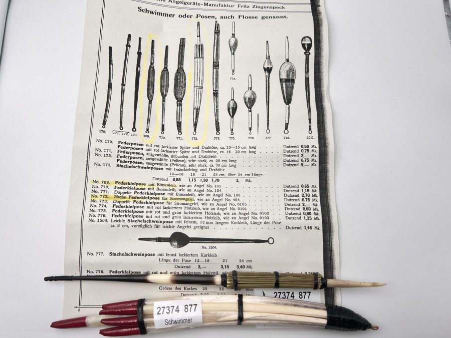 2 Alte Schwimmer, ähnlich wie aus dem DAM-Katalog 1910 Seite 66. Eine 8-fach Federkielpose und eine Stachelschweinpose mit Binsenkörper, Dekostücke für die Vitrine, ganz selten zu bekommen