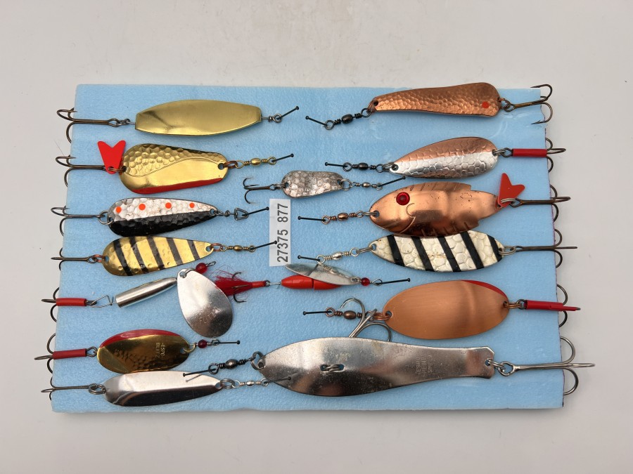 15 verschiedene Spohn-Köder aus dem Hause ESPO. Alle sind in Pforzheim in guter alter Handwerkstradition gefertigt. Alle sind im EXPO-Buch zu finden. Die meisten sind ungefischt, also in einem guten Zustand für den Sammler. Es hat auch seltene Stücke dabei