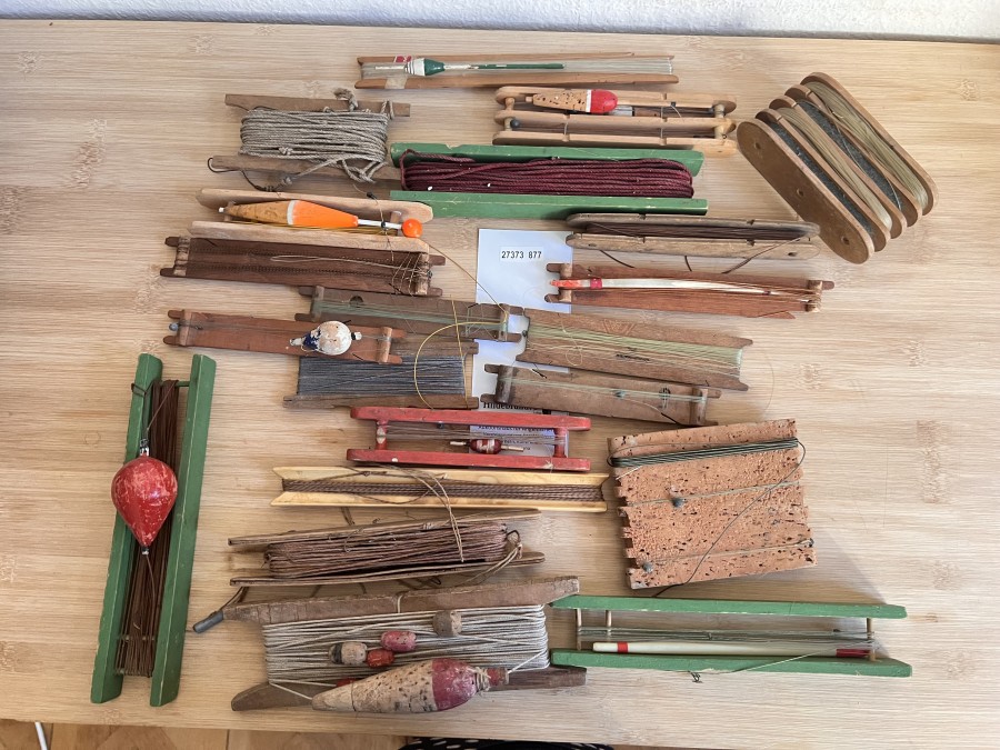 20 alte Holzwickelbrettchen mit verschiedensten Schnüren (Seide, Hanf, etc.) und verschiedenen Montagen (Schwimmer, Posen, etc.), Dekostücke für den Sammler