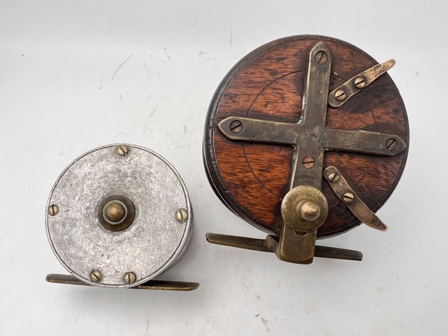 2 Vintage Angelrollen, alte Holzrolle mit Nadellager und schöner Messing- Schnurführung, plus alte kleine Bimetall-Rolle, beide ungemarkt, in allen alten Angelgerätekatalogen der verschiedenen Hersteller zu finden