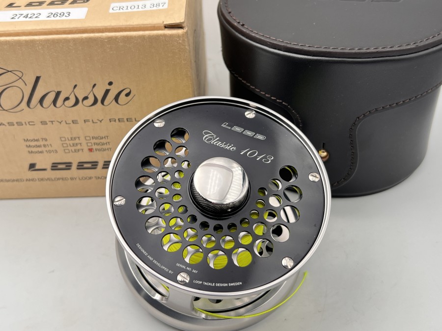 Lachsfliegenrolle, Loop Classic 1013 - WF 12, Serien Nummer 387, gelochte Ausführung, Gewicht 360 Gramm, Power Matrix Bremssystem, wasserdicht, Linkshand, Backing, Lederbox, in Original Verpackung, minimalste Gebrauchsspuren
