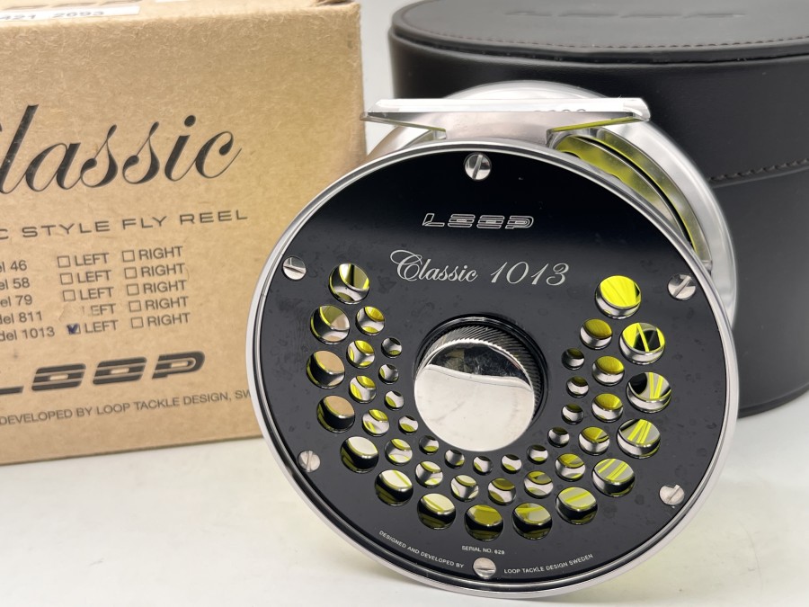 Lachsfliegenrolle, Loop Classic 1013 - WF 12, Serien Nummer 629, gelochte Ausführung, Gewicht 360 Gramm, Power Matrix Bremssystem, wasserdicht, Linkshand, Backing, Lederbox, in Original Verpackung, minimalste Gebrauchsspuren