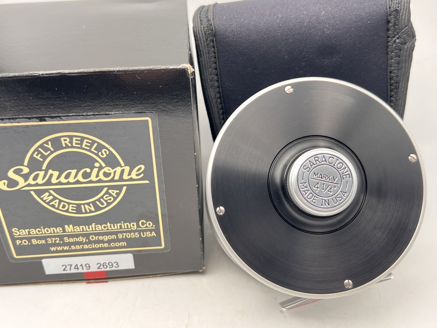 Lachsfliegenrolle, Saracione Mark V, 4 1/4, Made in USA, Seriennummer 991, Gewicht 348 Gramm, Linkshand, versiegeltes Bremssystem, Neopren Rollentasche, nagelneu in Originalverpackung