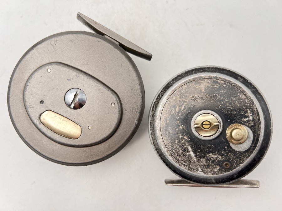 2 Fliegenrollen, Ogden Smiths, Reg. Exchequer Reel, #4 und Fliegenrolle mit Fliegenschnur, beide starke Gebrauchsspuren