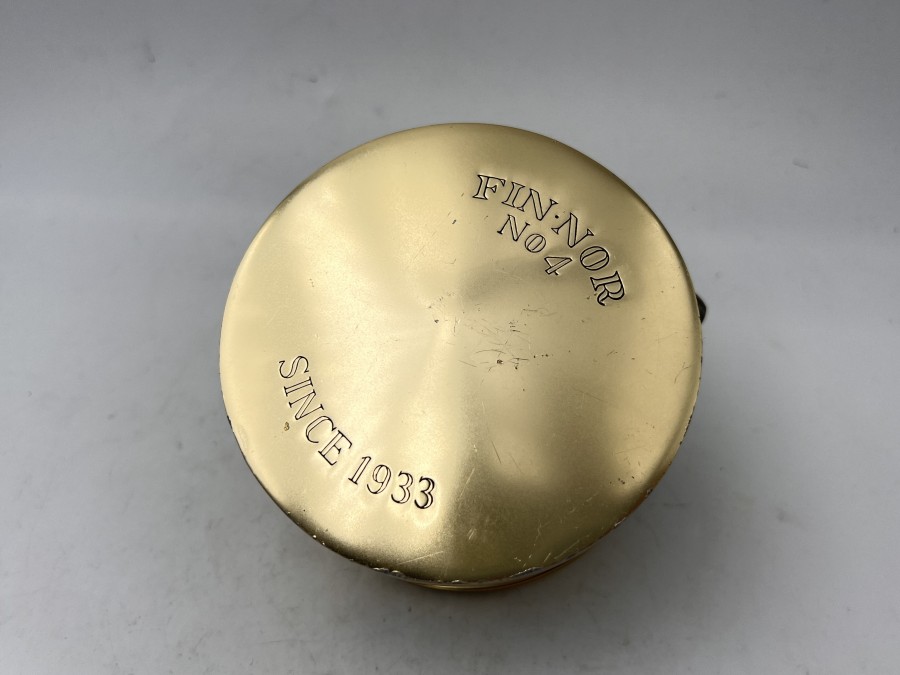 Salzwasser Fliegenrolle, Fin . Nor No4, Since 1933, Antireverse, mit Fliegenschnur, Rollendurchmesser 90mm, Rollenbreite 55mm, Gebrauchsspuren