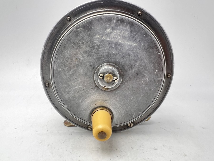 Vintage Lachsrolle. Army & Navy A & N.C.S.L 105 Victoria St. Westminster, Hercules, Rechts- oder Linkshand, Messing Rollenfuß, Horngriff, Gewicht 370 Gramm, Rollendurchmesser 110mm, Rollenbreite 50mm, technisch gut, Gebrauchsspuren