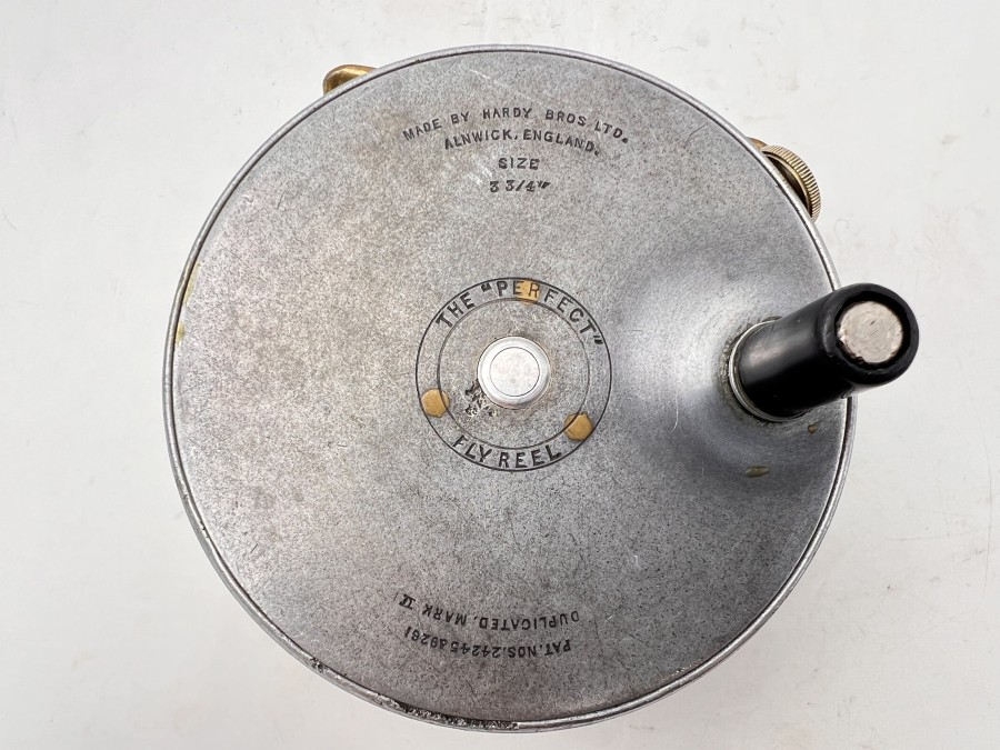 Lachsfliegenrolle, Made by Hardy Bros Ltd Alnwick England, The Perfect Size 3 3/4", Pat. Nos 24245&9261 Duplicated Mark II, Rechtshand, Schnurführungsring Neusilber, Messing Rollenfuß 78mm lang, Gewicht 360 Gramm, Rollendurchmesser 90mm, Rollenbreite 50mm, Gebrauchsspuren
