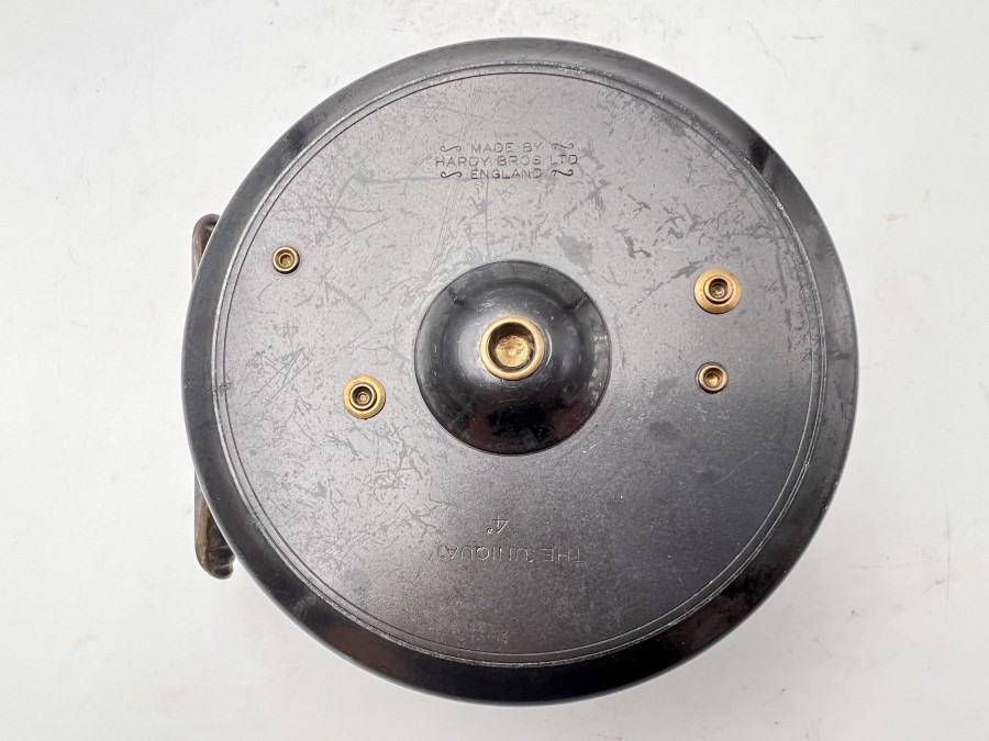 Lachsfliegenrolle, Made by Hardy Bros. Ltd England, The Uniqua 4", hufeisenförmige Trommelverriegelung, Messing Rollenfuß gerippt, 65cm lang, Gewicht 344 Gramm, Rollendurchmesser 100mm, Rollenbreite 45mm, technisch sehr gut, leichte Gebrauchsspuren