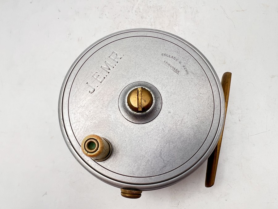 Fliegenrolle, Wallace & Kerr, Edinburgh, #6, Rechtshand, Messing Rollenfuß 67mm lang, Horngriff, Rollendurchmesser 88mm, Rollenbreite 35mm, Gewicht 240 Gramm, Gravur, Gebrauchsspuren