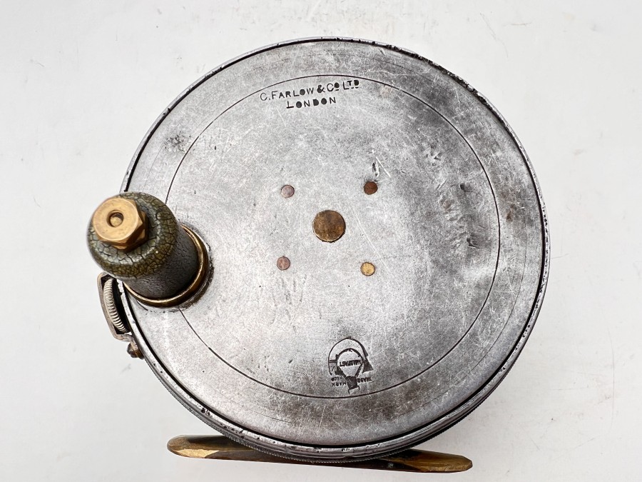 Vintage Lachsfliegenrolle, C. Farlow & Co Ltd. London, Trade Mark, Rechtshand, Messingrollenfuß 80mm lang, Gewicht 420 Gramm, Rollendurchmesser 100mm, Rollenbreite 50mm, starke Gebrauchsspuren
