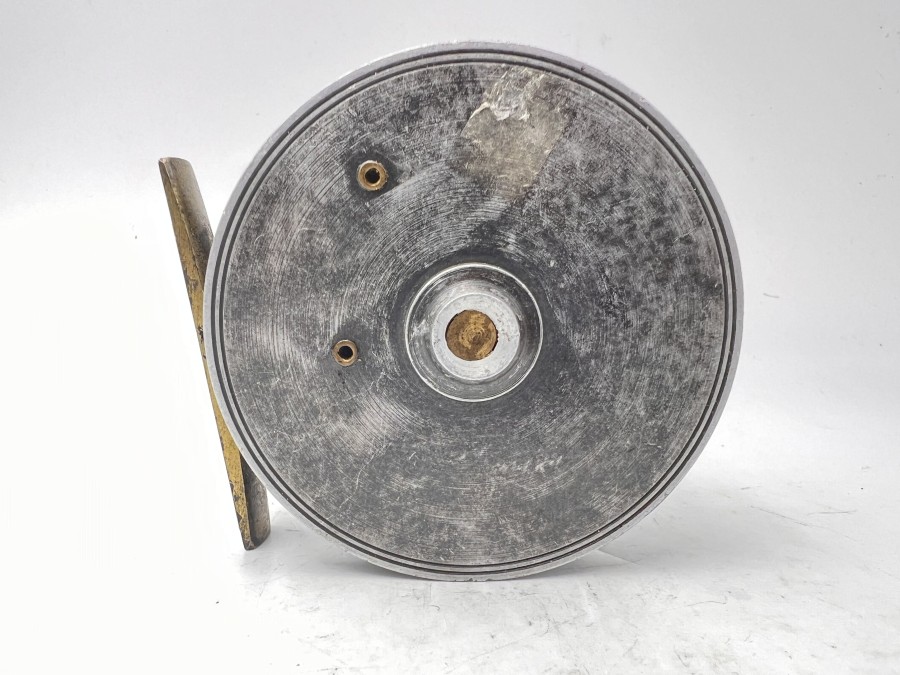 Vintage Fliegenrolle, Rechts- oder Linkshand, Horngriff, Messingrollenfuß 65mm lang, Gewicht 158 Gramm,Rollendurchmesser 78mm, Rollenbreite 30mm,
technisch gut, Gebrauchsspuren