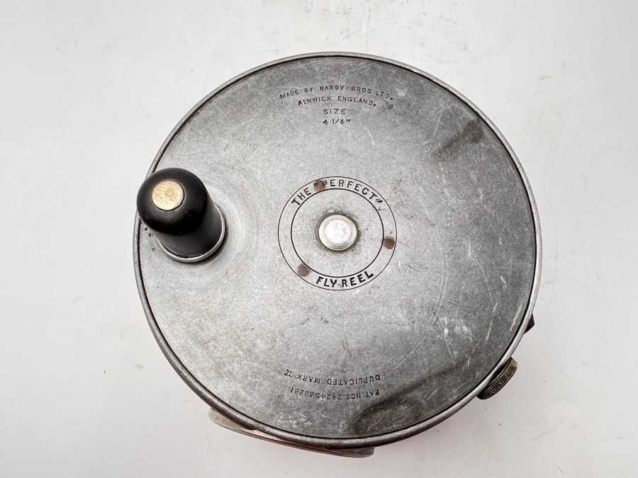 Lachsfliegenrolle: Made by Hardy Bros. Ltd Alnwick England, The Perfect Reel Size 4 1/4,  Pat. Nos. 24245 & 9261,  Duplicated Mark II,  Rechtshand, Schnurführungsring  Neusilber, Messing Rollenfuß gekürzt auf 65mm,  Gewicht 510 Gramm.  Rollendurchmesser 105mm,   Rollenbreite 58mm,  technisch sehr gut,  Gebrauchsspuren