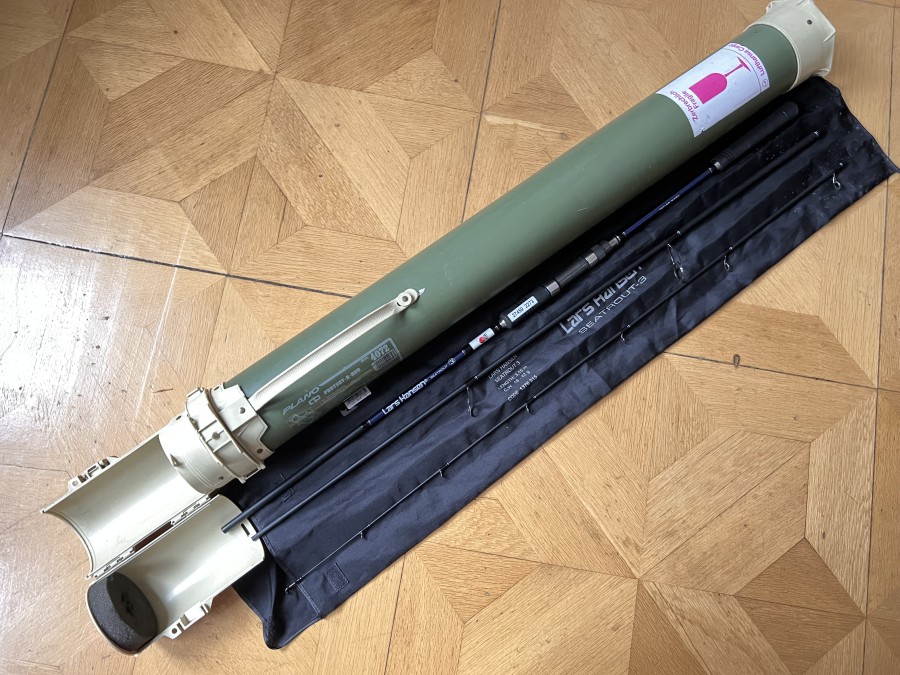 Spinnrute, Dega, Lars Hansen Seatrout, Code 1376 315, 3tlg., Wg 18-42g, Futteral und Plano Transportrohr, Model 4072 Protect A Rod, Gebrauchsspuren, Transportlänge 1320mm