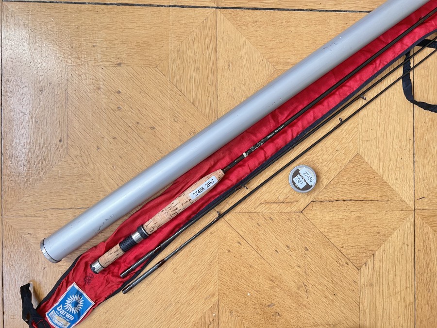 Fliegenrute, RST - Superior, 1585, handgefertigt, 2tlg., 2,25m, #4/5, Reservespitze, Daiwa Futteral, Allu Transportrohr, Gebrauchsspuren, Transportlänge 1280mm