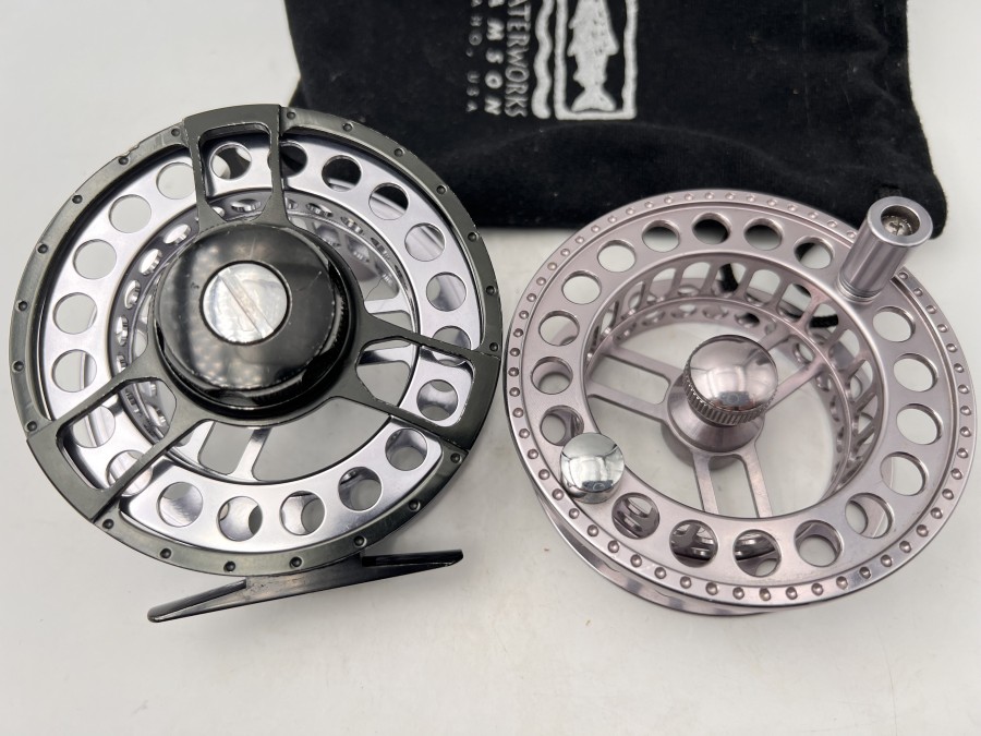 Fliegenrolle, Large Arbor, Alu schwarz/silber, #6/7, Reservespule, leichtes Bremssystem, Gewicht 135 Grammm, Rollendurchmesser 95mm, Rollenbreite 40mm, Gebrauchsspuren