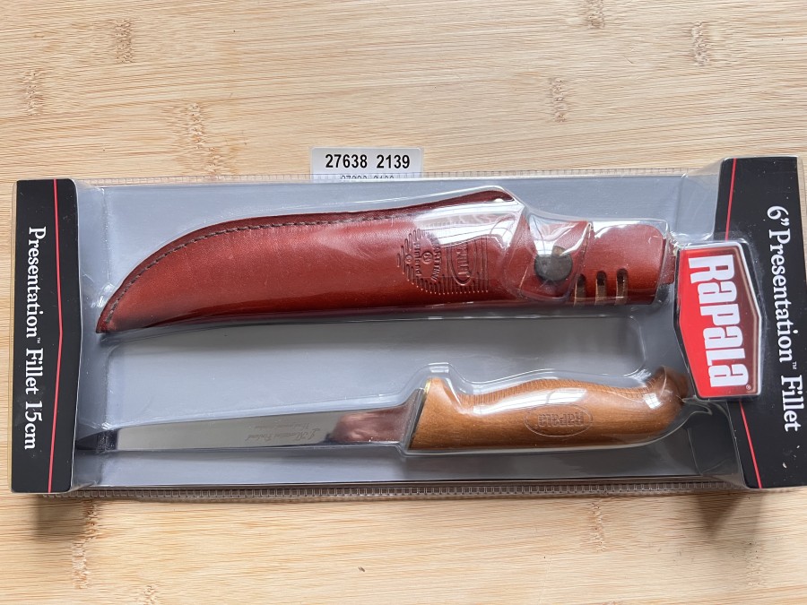 Filetiermesser, Rapala, Presentation Filet 15cm, Griff aus gebackener Birke, geölt, Fingerschutz, Premium-Edelstahl,
durchgehende Tang-Konstruktion, Klassisches gerades Klingendesign, scharfe und flexible Spitze, gewalzte Echtlederscheide
mit Schnappverschluss, Gürtelschlaufe, neu in Originalverpackung