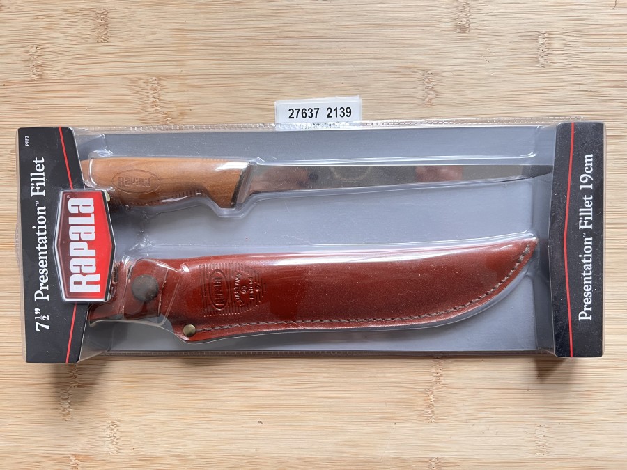 Filetiermesser, Rapala, Presentation Filet 15cm, Griff aus gebackener Birke, geölt, Fingerschutz, Premium-Edelstahl,
durchgehende Tang-Konstruktion, Klassisches gerades Klingendesign, scharfe und flexible Spitze, gewalzte Echtlederscheide
mit Schnappverschluss, Gürtelschlaufe, neu in Originalverpackung