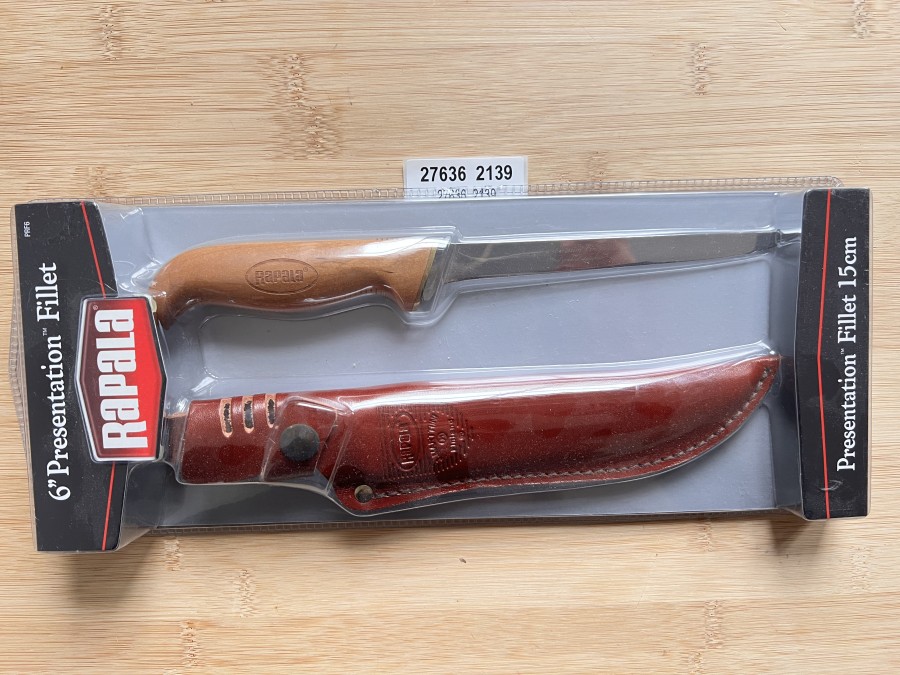 Filetiermesser, Rapala, Presentation Filet 15cm, Griff aus gebackener Birke, geölt, Fingerschutz, Premium-Edelstahl,
durchgehende Tang-Konstruktion, Klassisches gerades Klingendesign, scharfe und flexible Spitze, gewalzte Echtlederscheide
mit Schnappverschluss, Gürtelschlaufe, neu in Originalverpackung
