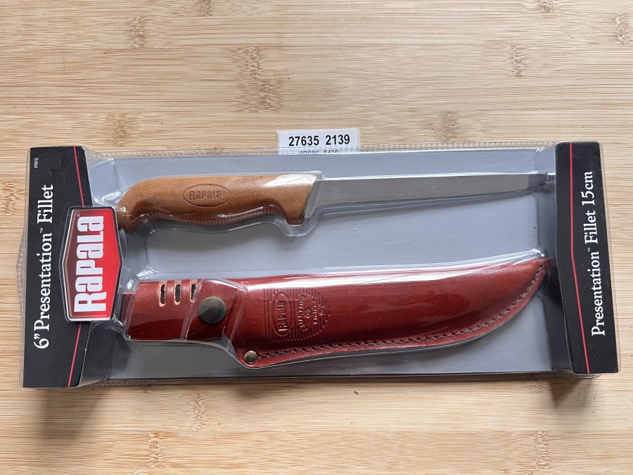 Filetiermesser, Rapala, Presentation Filet 15cm, Griff aus gebackener Birke, geölt, Fingerschutz, Premium-Edelstahl,
durchgehende Tang-Konstruktion, Klassisches gerades Klingendesign, scharfe und flexible Spitze, gewalzte Echtlederscheide
mit Schnappverschluss, Gürtelschlaufe, neu in Originalverpackung