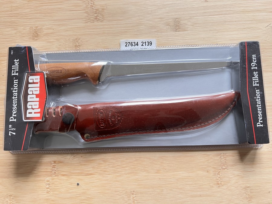 Filetiermesser, Rapala, Presentation Filet 15cm, Griff aus gebackener Birke, geölt,  Fingerschutz,  Premium-Edelstahl,
durchgehende Tang-Konstruktion,  Klassisches gerades Klingendesign,  scharfe und flexible Spitze,  gewalzte Echtlederscheide 
mit Schnappverschluss, Gürtelschlaufe, neu in Originalverpackung