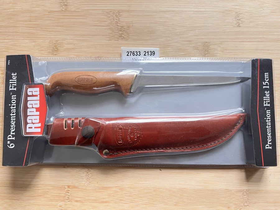 Filetiermesser, Rapala, Presentation Filet 15cm, Griff aus gebackener Birke, geölt,  Fingerschutz,  Premium-Edelstahl,
durchgehende Tang-Konstruktion,  Klassisches gerades Klingendesign,  scharfe und flexible Spitze,  gewalzte Echtlederscheide 
mit Schnappverschluss, Gürtelschlaufe, neu in Originalverpackung