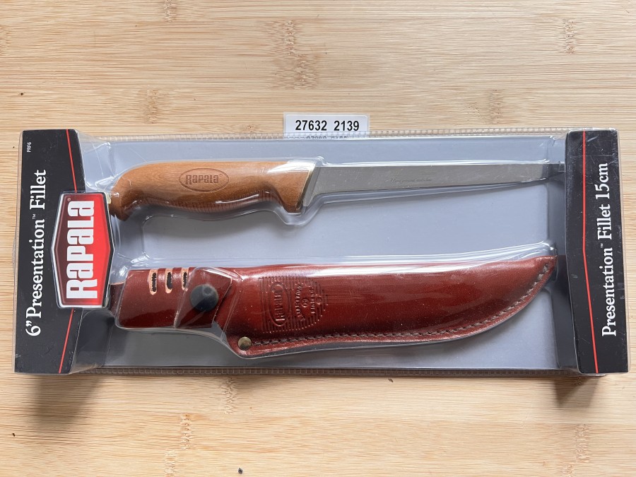 Filetiermesser, Rapala, Présentation Filet 15cm, Griff aus gebackener Birke, geölt, Fingerschutz, Premium-Edelstahl, durchgehende
Tang-Konstruktion, Klassisches gerades Klingendesign, scharfe und flexible Spitze, gewalzte Echtlederscheide mit Schnappverschluss,
Gürtelschlaufe, Premium-Messingzwinge, neu in Originalverpackung