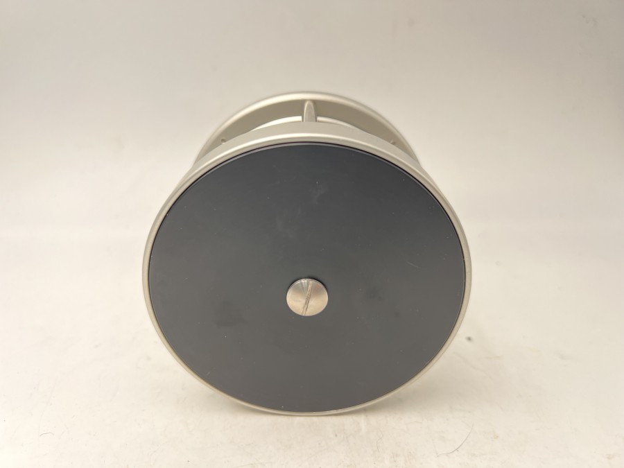 Lachsfliegenrolle, baugleich mit Olson Gear and Pawl Serie, #10, Rollendurchmesser 95mm, Rollenbreite 60mm, Gewicht 320 Gramm, mit einer drehbaren Rückenplatte für die Steuerung der Bremse mit den Fingerspitzen, die Federspannung für die Kontrolle ist intern einstellbar, alle Teile glaskugelgestrahlt, silber bzw. schwarz eloxiert, in einer Präzisionsdreherei in München gebaut worden, Leder Rollenbeutel, ungefischt