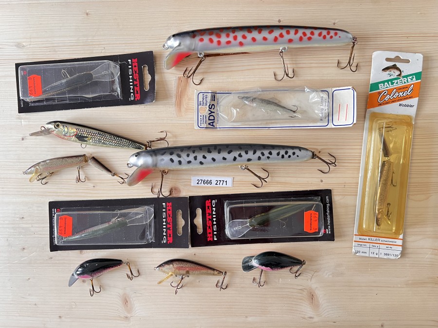 12 Wobbler, 2 Stück 23cm lang, Addis, Balzer Killer, 3 Hester Fishing, 2 Balzer, 3 ungemarkte Wobbler, teilweise gefischt