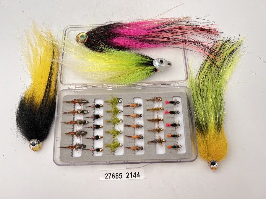 30 Tungsten Nymphen, Grösse 8 und 10, in Kunststoff Fliegenbox mit geschlitztem Schaumstoff, dazu 4 Tuben Streamer, gebunden von einem
erfahrenem Isarfischer, sehr gute Qualität