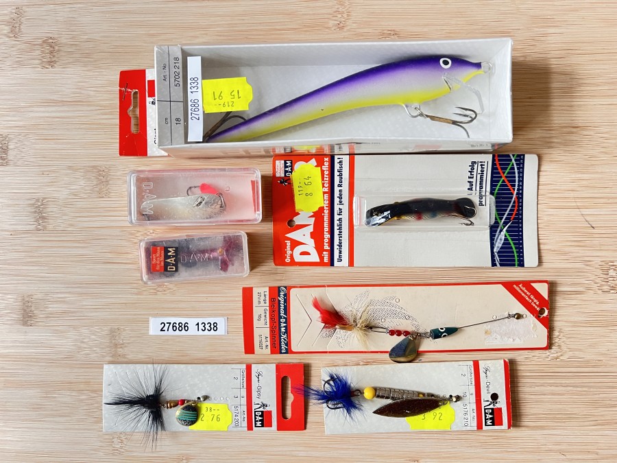 7 DAM Kunstköder, Wobbler Giant, 18cm, Daimler, 7cm, Tumbler S, 3g, Effett Blinker, 55mm, 22g, Spyro-Devil, 10g, Spyro-Gipsy, 3g, Bleikopf-Spinner, 27mm, 10g, jeweils Original verpackt.