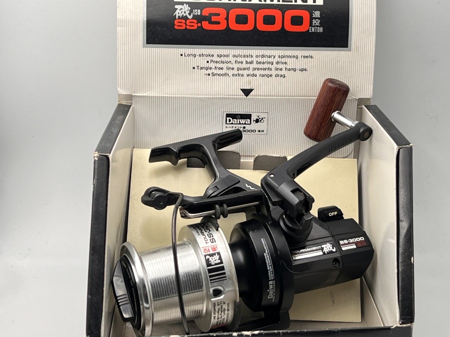 Stationärrolle, Daiwa SS.3000 Whisker, Made in Japan, Gummiring an der Spule fehlt, ungefischt im Karton