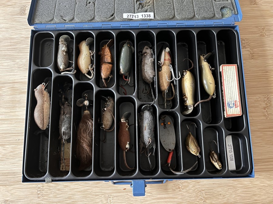 Kunstköder, 13 Maus Wobbler von DAM, Haddon, Glasaugen Spinner, DAM, 2 kleine Frösche, gefischt, in Blechbox, inzwischen schwer zu finden