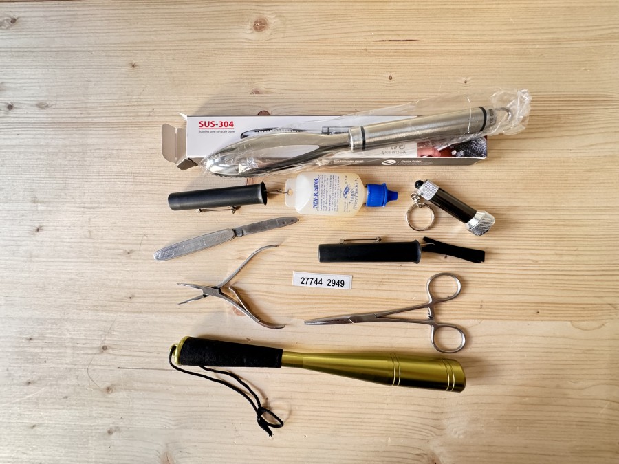 Fliegenfischer Kleinteile, Fischschupper, Fischtöter, Löseschere, kleine Lampe, Zange, Taschenmesser, Retraktor mit Clipper, Retraktor mit Ner-R-Sink, gebraucht