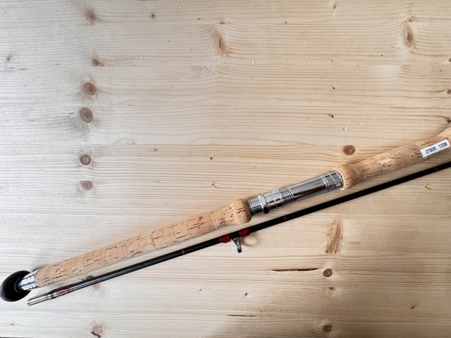 Spinnrute, Martin James, Pike/Carp Fishing Rod, British Made, Guaranted, Glasfaser, 2tlg., 2,55mm, Gewicht 420 Gramm, Messing Hülsen, Handteil 630mm lang, Schraubrollenhalter verchromt, Futteral, sehr guter Zustand, Transportlänge 1350mm
